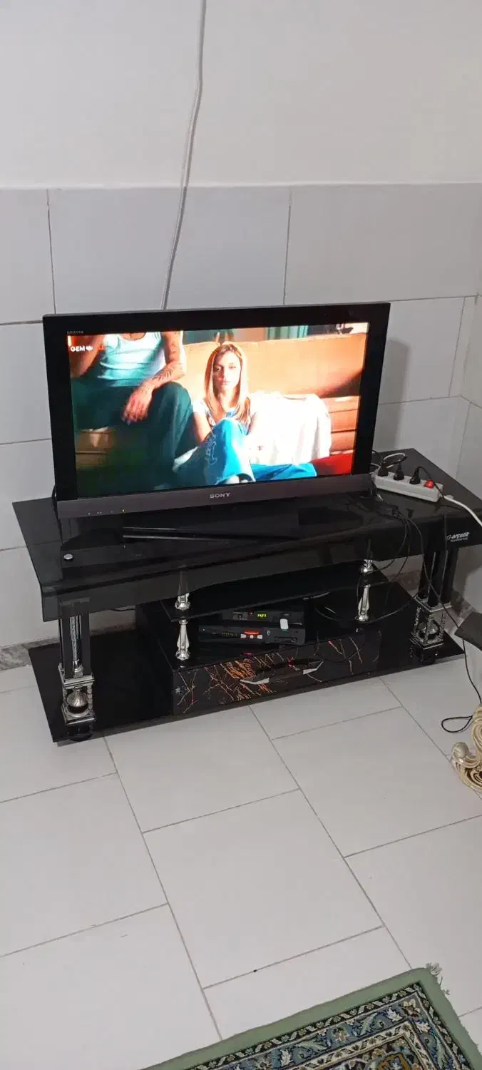 تلویزیون سونی 32 همراه دستگاه و میز تلویزیون|تلویزیون و پروژکتور|قدس, شهرقدس|دیوار