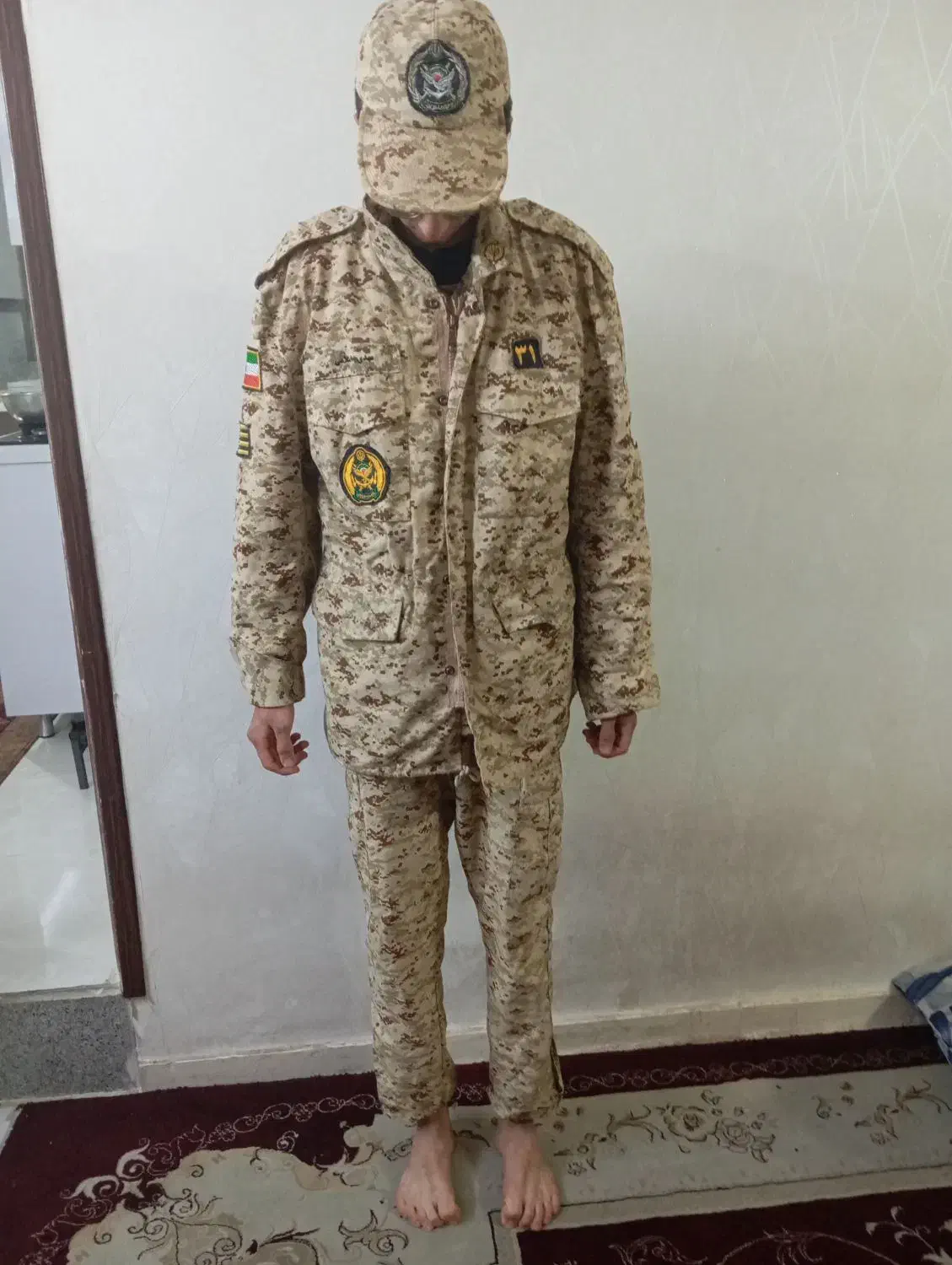 لباس سربازی نو|لباس|اصفهان, باغ فدک|دیوار