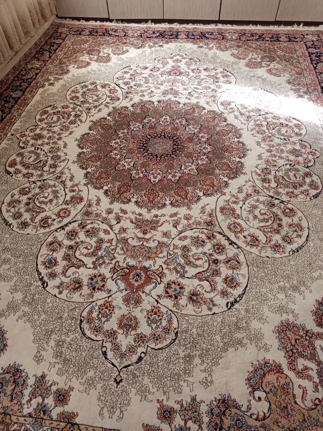 دو تخته فرش کرم رنگ|فرش|ایلام, |دیوار