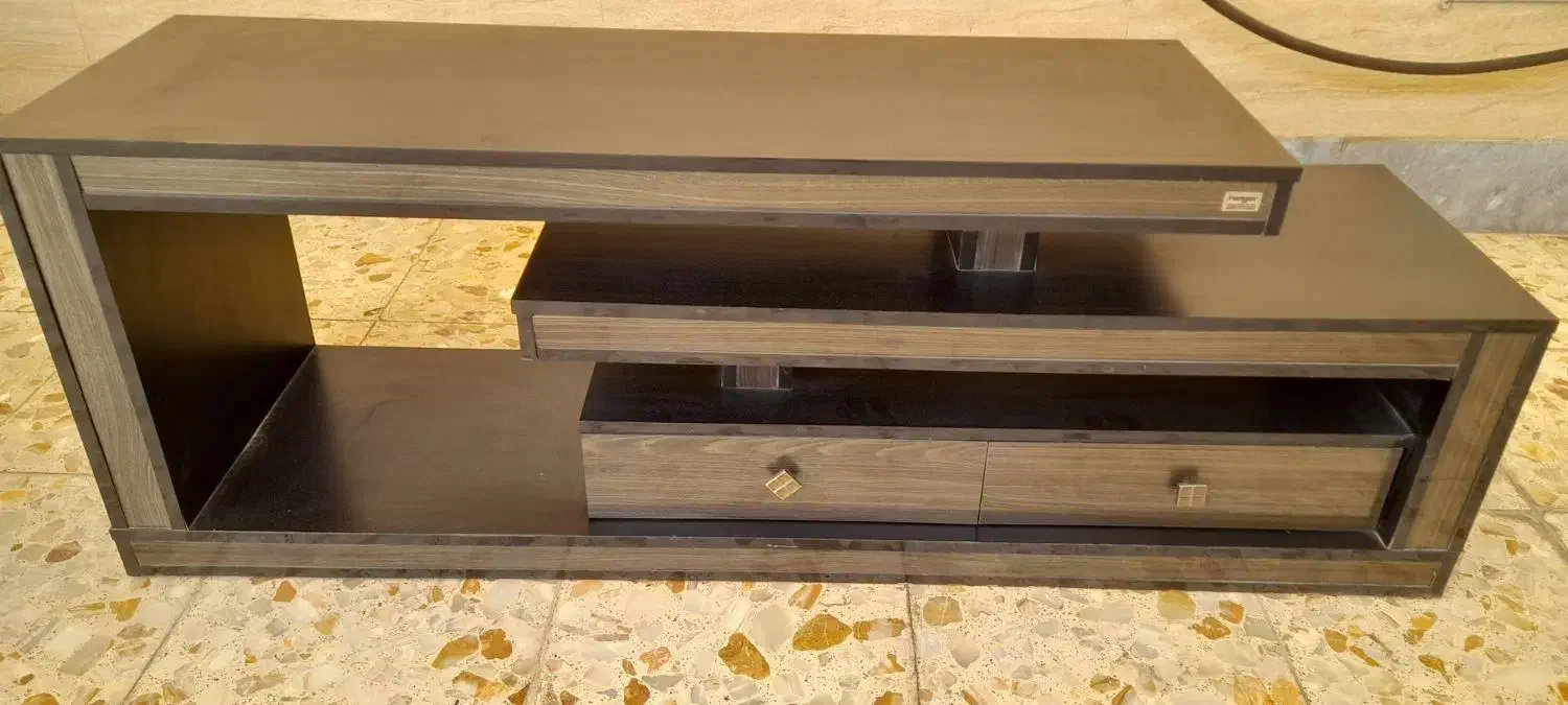 ۲ عدد میز تلویزیون شرکتی (پلاک دار) ۳۰۰ تومن|میز تلویزیون|قم, باغ شریفی|دیوار