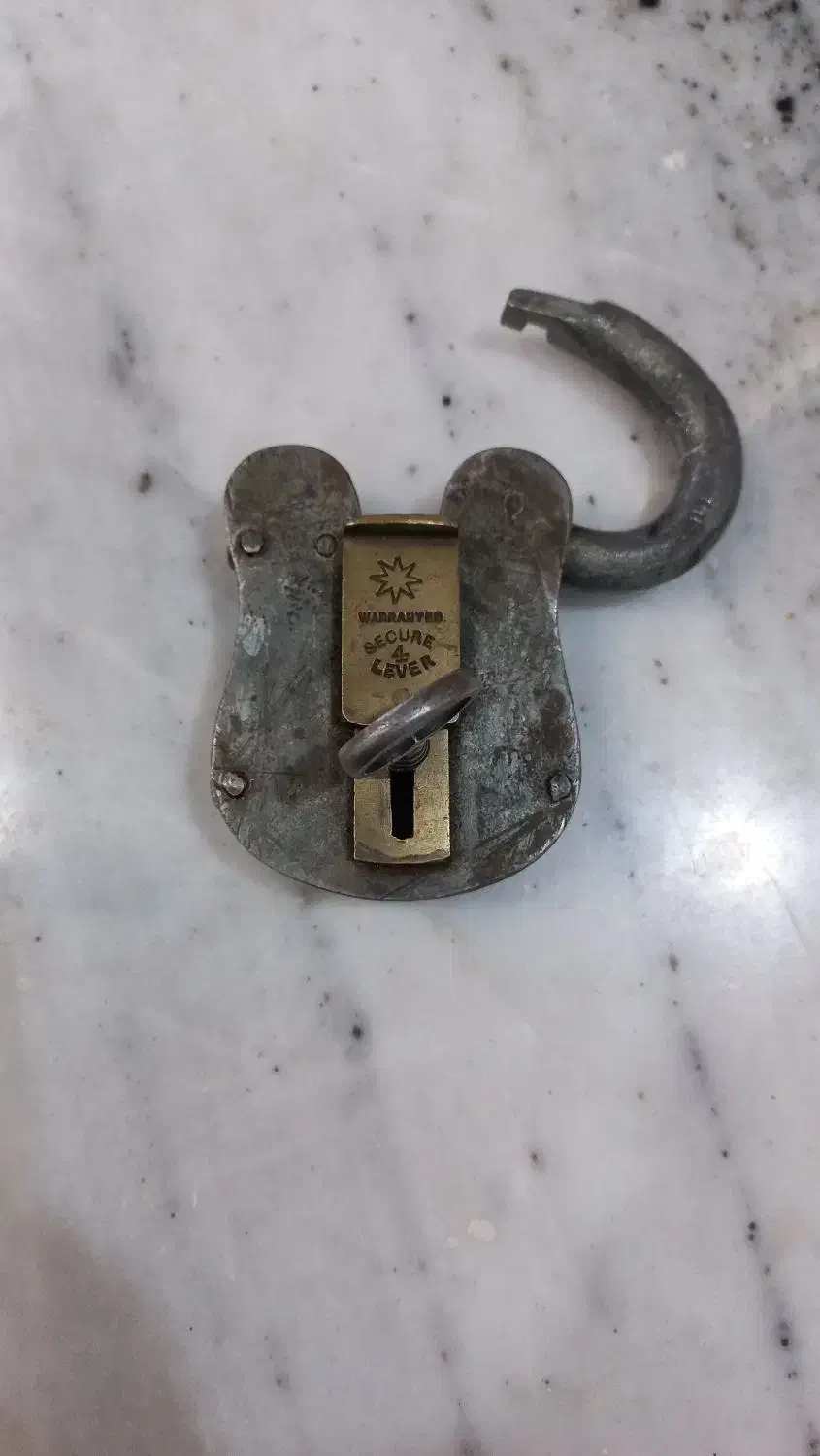 یک عدد قفل قدیمی انگلیسی همراه کلید سالم|کلکسیون اشیاء عتیقه|اصفهان, منتظرالمهدی|دیوار