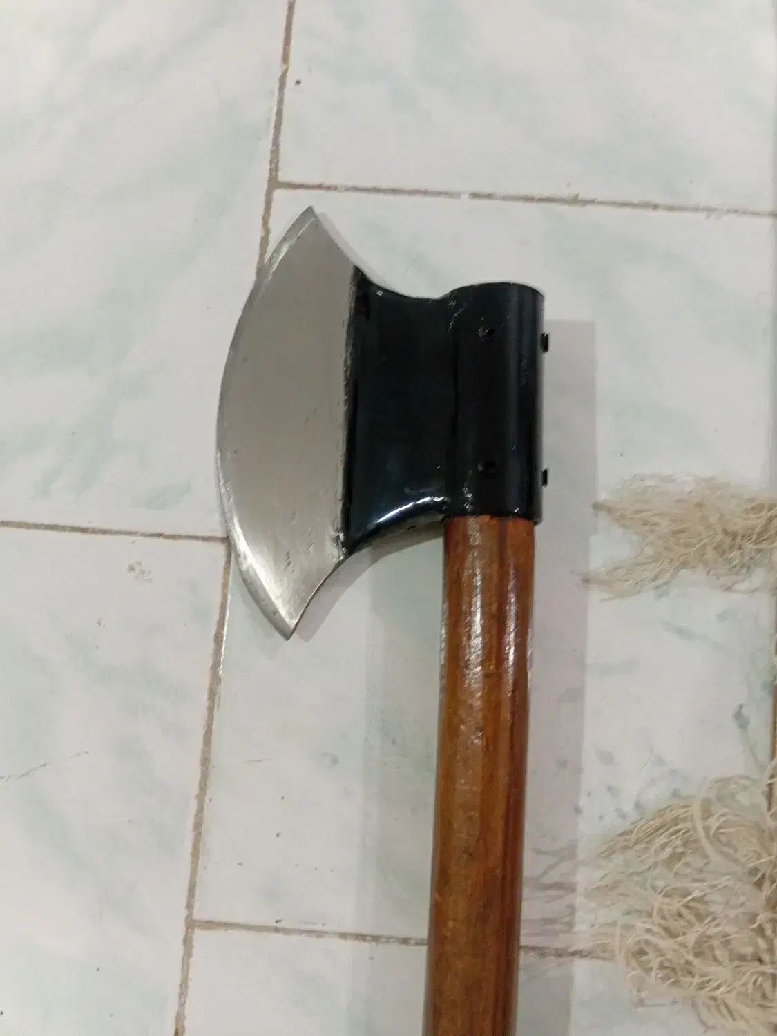 تبر دست ساز|کلکسیون اشیاء عتیقه|هشتگرد, هشتگرد قدیم|دیوار