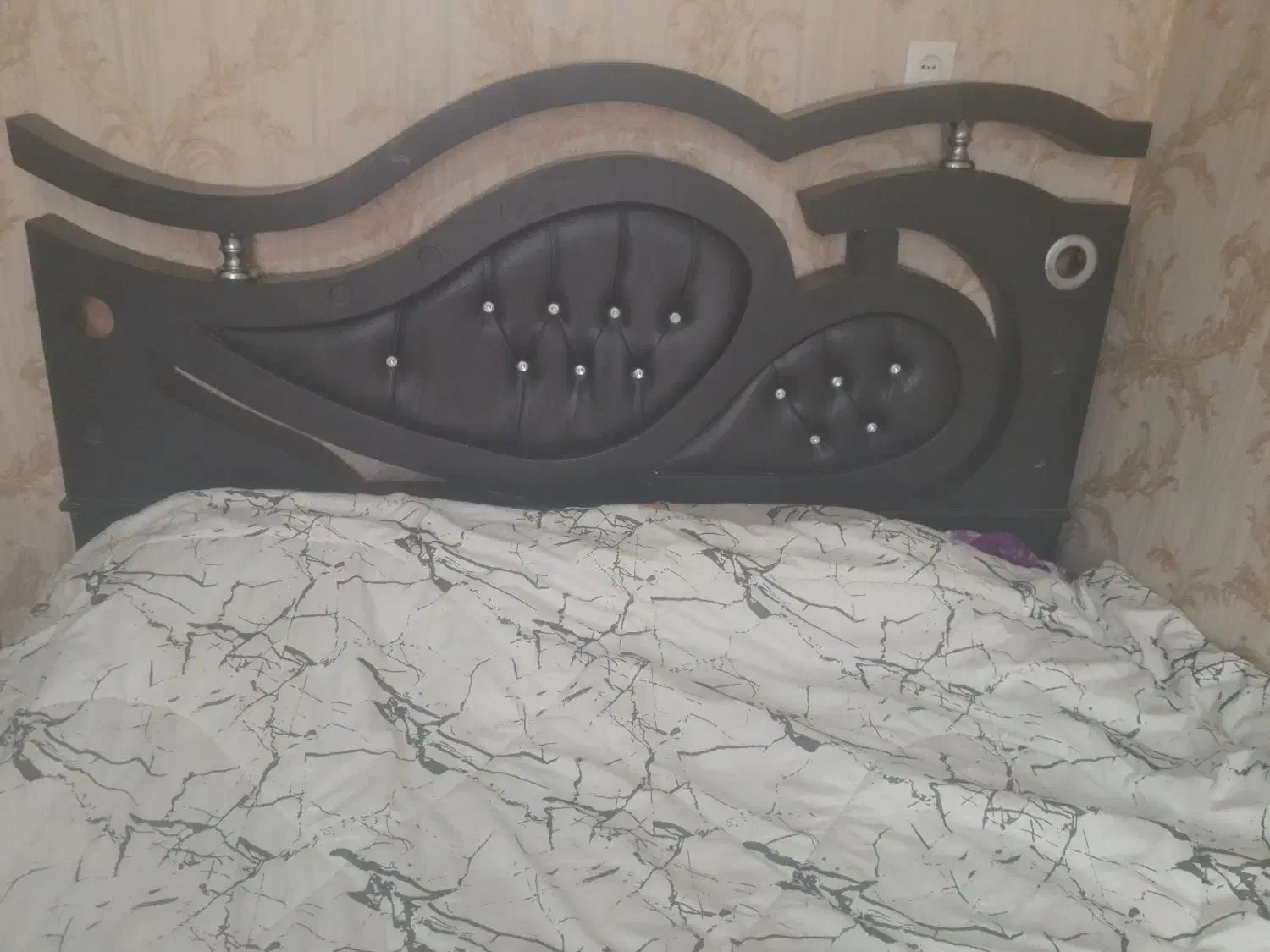 تخت چوبی دونفره|تخت و سرویس خواب|تربت‌حیدریه, شهرک ولیعصر|دیوار