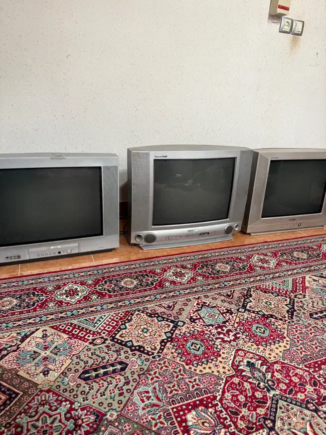 سه عدد تلویزیون ۲۱ اینچ و یک ۲۹ اینچ ومیز تلویزیون|تلویزیون و پروژکتور|بندر انزلی, معلم|دیوار