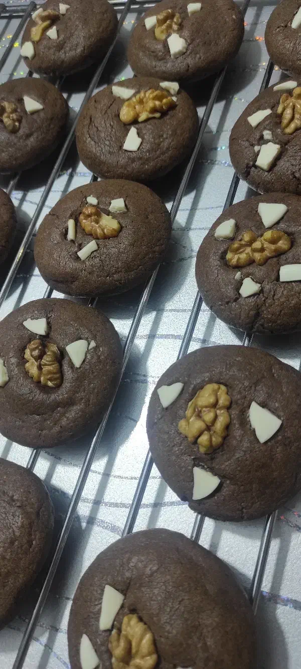 کوکی شکلاتی با تزیین گردو|خوردنی و آشامیدنی|اصفهان, ارغوانیه|دیوار