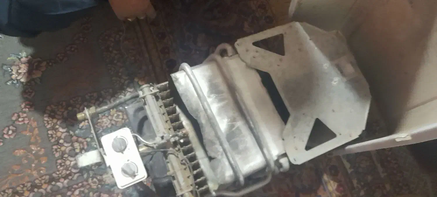 آب گرم کن تمیزی هست|آبگرمکن، پکیج، شوفاژ|زاهدان, |دیوار