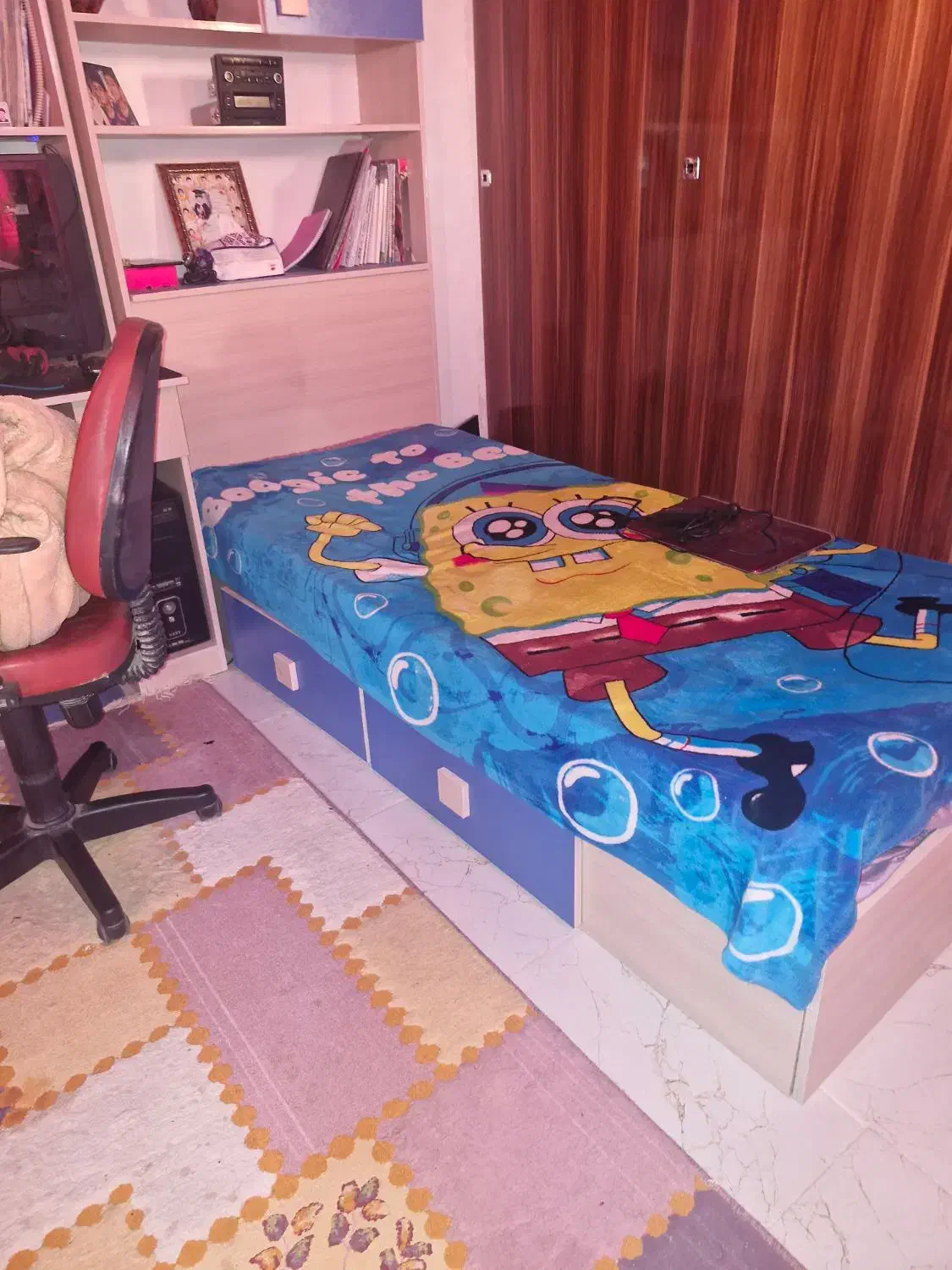 تخت خواب و دکور بالی ی سر ان دست دوم درحد نو وی|تخت و سرویس خواب|یزد, |دیوار