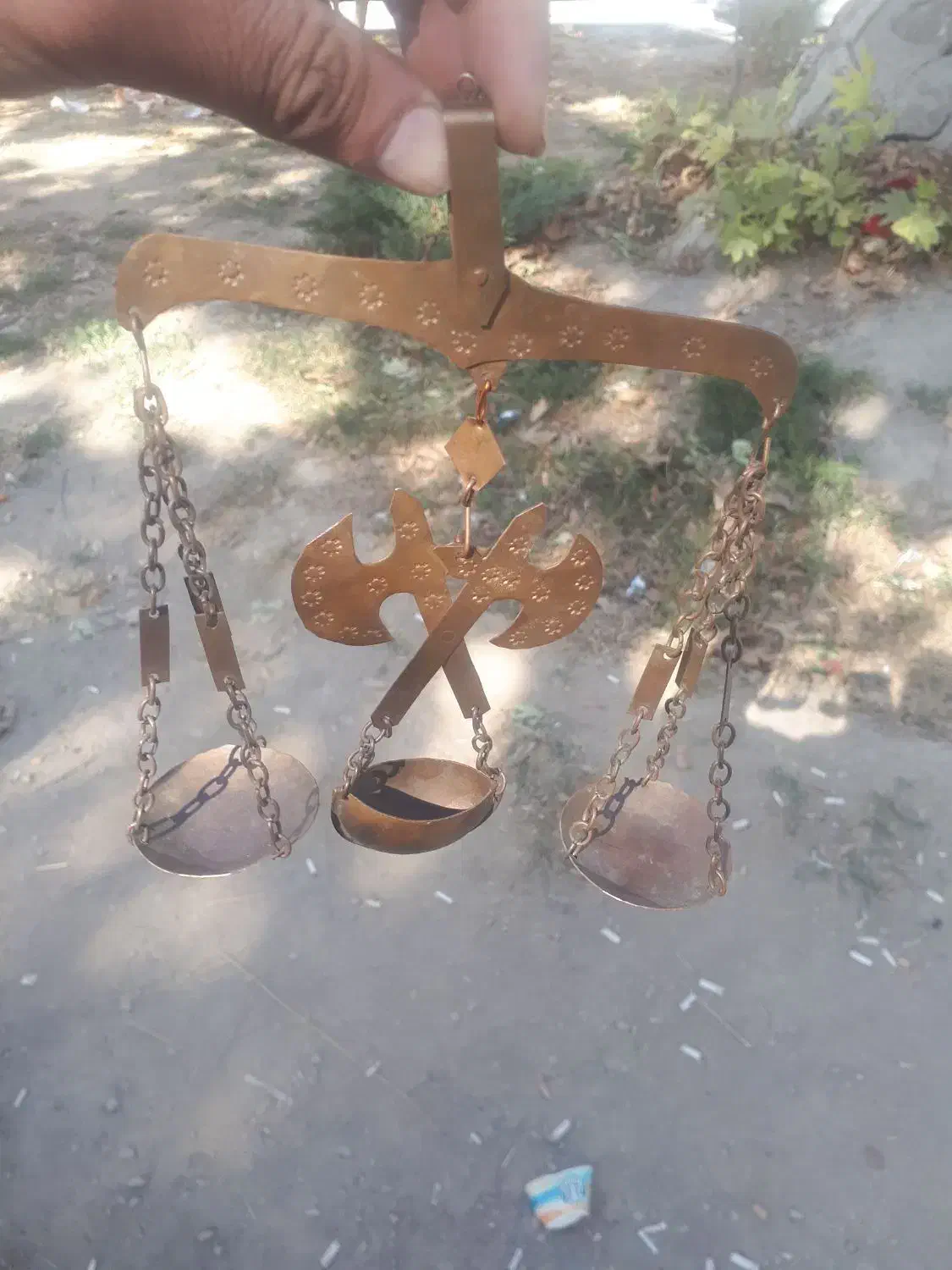 ترازو کهنه کهنه دکوری با یه تبرزین وکشکول دکوری|کلکسیون اشیاء عتیقه|نهاوند, |دیوار