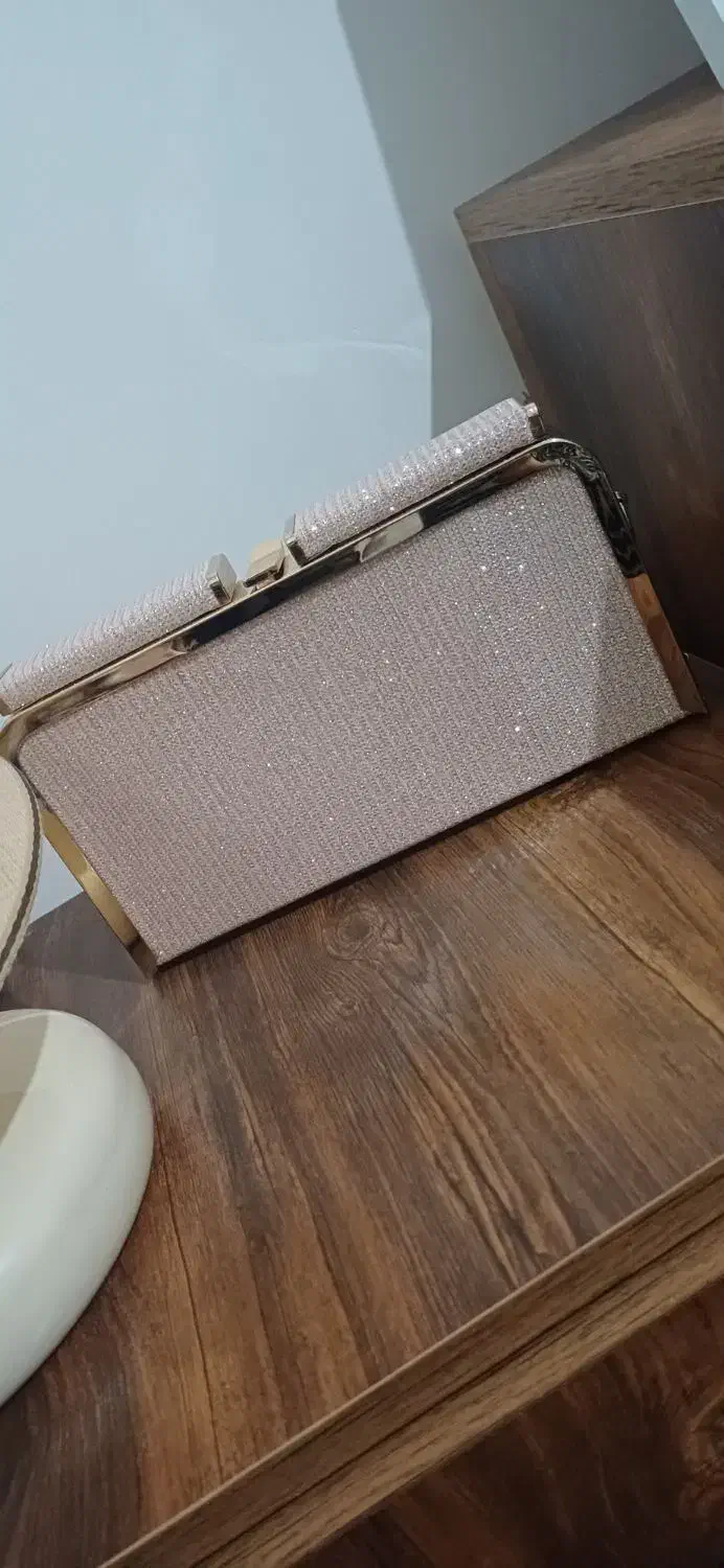 تعدادی کیف تازه|کیف، کفش، کمربند|میانه, |دیوار