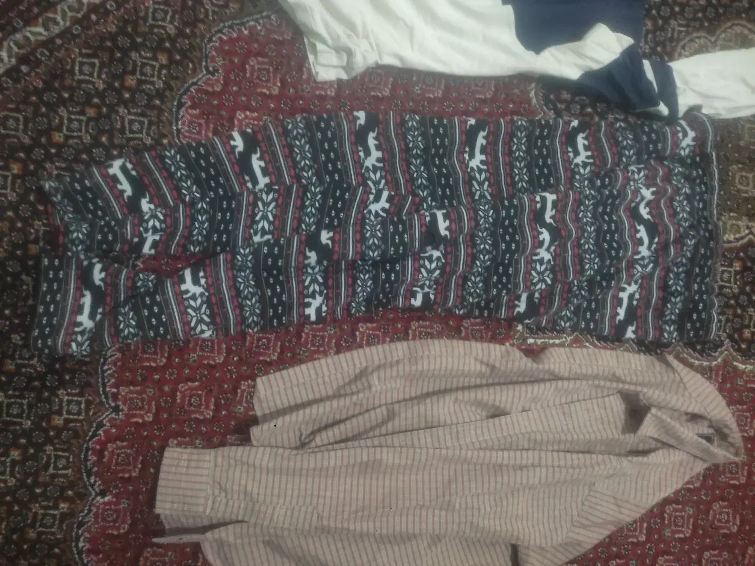 مقداری لباس|لباس|کرمانشاه, |دیوار