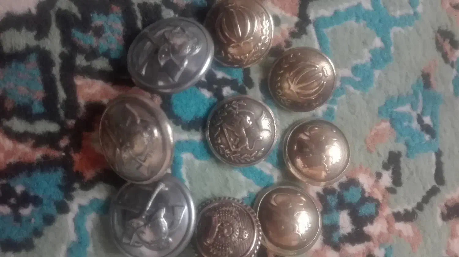 تعدادی دکمه قدیمی  به رنگه طلا|کلکسیون اشیاء عتیقه|فرمهین, |دیوار