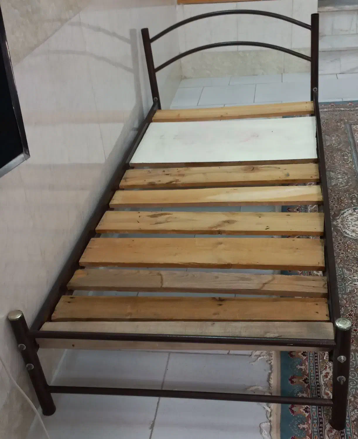 تخت فلزی یک نفره|تخت و سرویس خواب|قم, شهرک امام حسن|دیوار