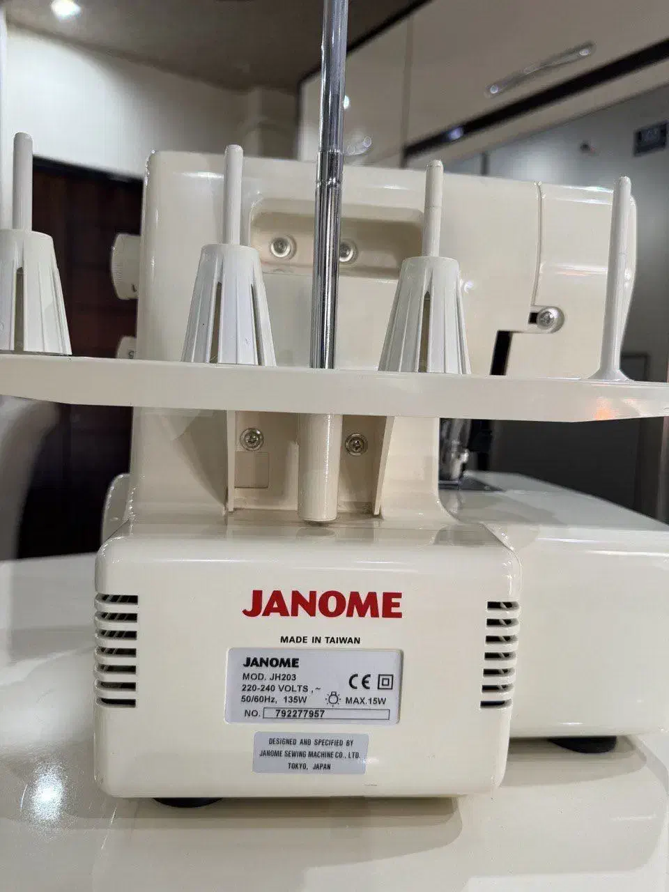 سر دوز ۴نخ ژانومه کم کار|چرخ خیاطی و ریسندگی|آستانه اشرفیه, |دیوار