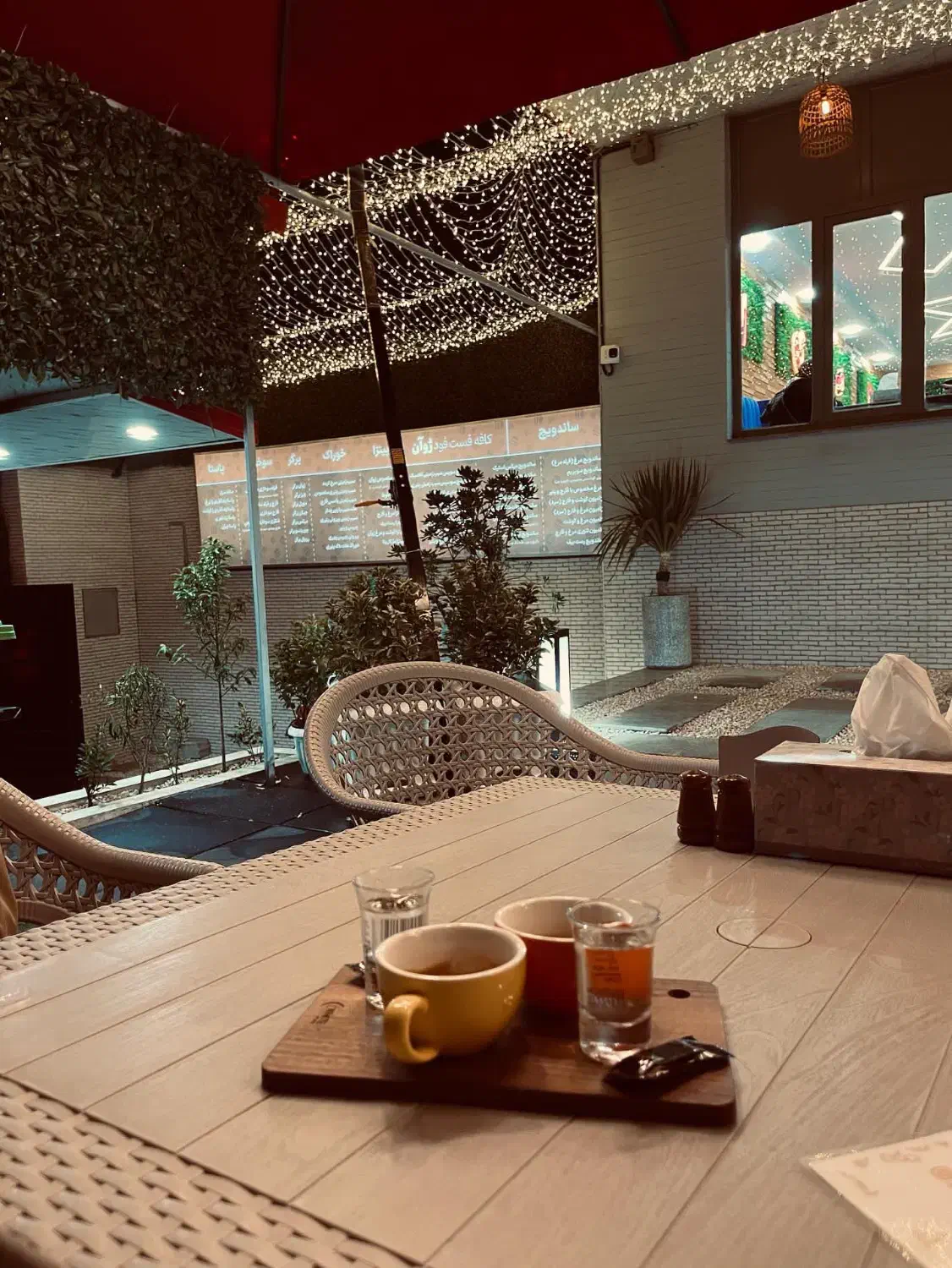 استخدام در کافه فست فود مرکز شهر|استخدام خدمات فروشگاه و رستوران|زنجان, |دیوار