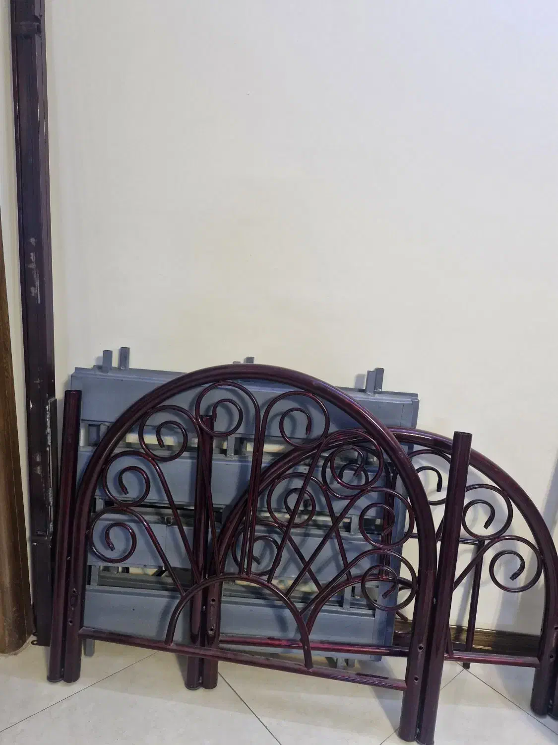 دو تخت خواب فلزی تک نفره|تخت و سرویس خواب|اصفهان, شاهزاده ابراهیم|دیوار