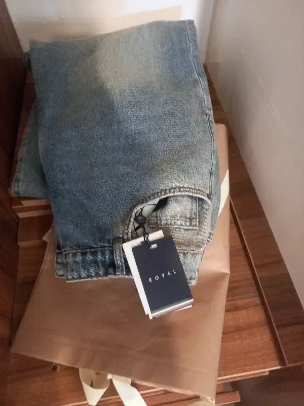 شلوارجین بگ نو|لباس|صدرا-فارس, فاز ۱|دیوار