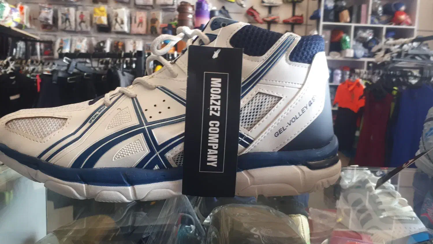 کفش راحتی و اسپورت. صدرا. مطهر نیا. ورزشی پارسه|کیف، کفش، کمربند|صدرا-فارس, فاز ۱|دیوار