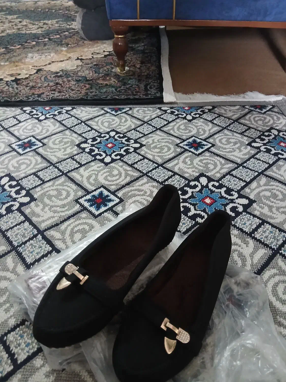 سه عدد کفش نو|کیف، کفش، کمربند|پرند, فاز ۴|دیوار