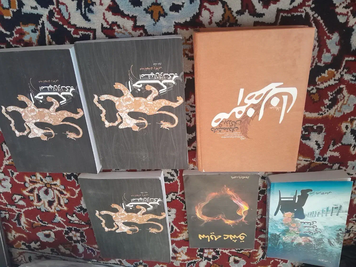 تعدادی کتاب|کتاب و مجله تاریخی|اصفهان, باغ زرشک|دیوار