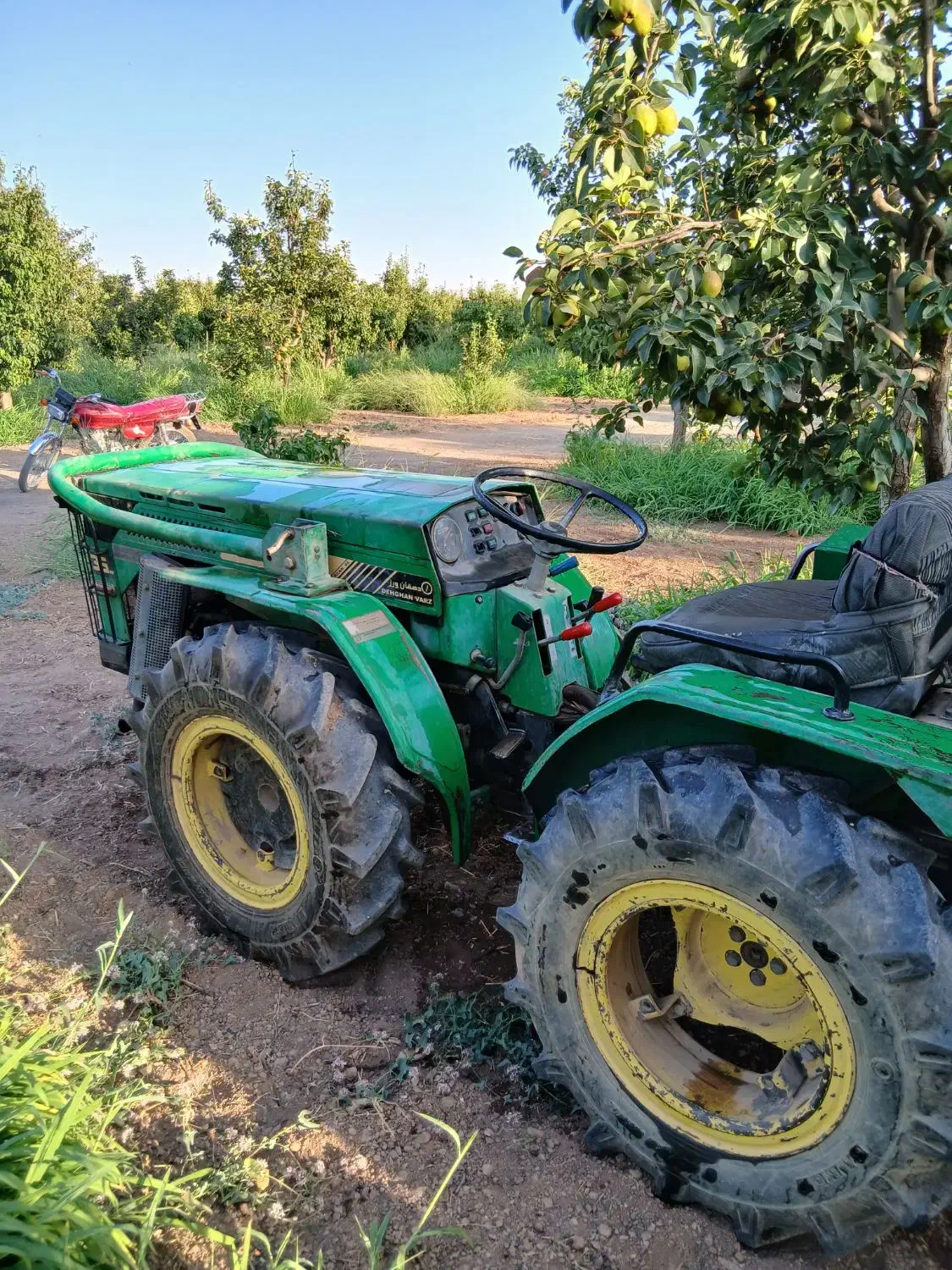 تراکتور باغی دهقان ورز|خودرو سنگین|بوئین زهرا, |دیوار