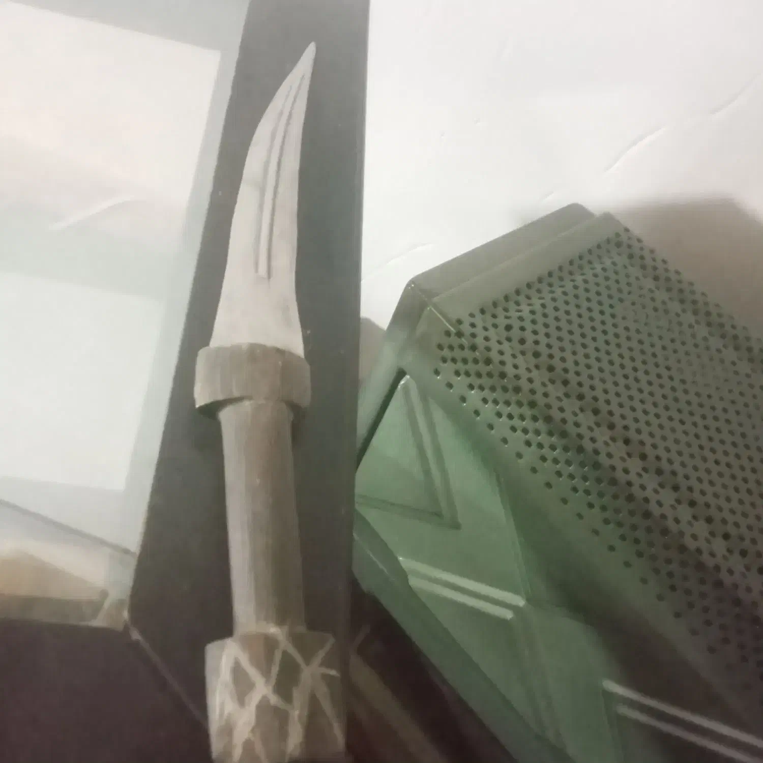 سینی وجاروبرقی وچاقوقدیمی|کلکسیون اشیاء عتیقه|بهار, |دیوار