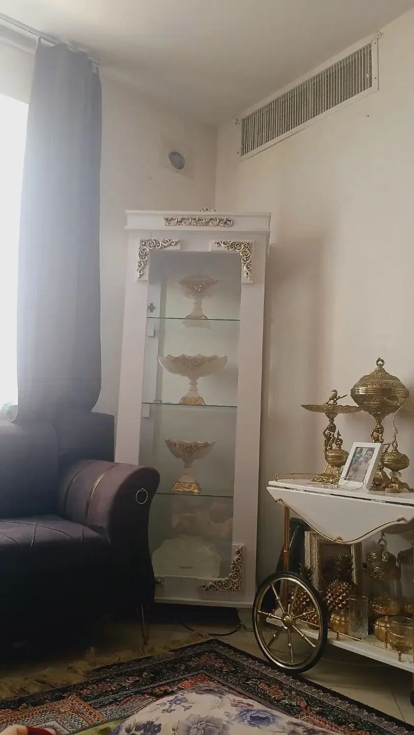 بوفه ویترینی سفید طلایی در حد نو|بوفه، ویترین، کنسول|گلبهار, شهر جدید گلبهار|دیوار