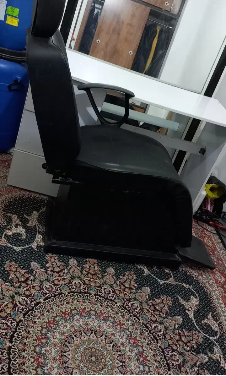 فروش صندلی وآینه ومیزناخن آرایشگاه|آرایشگاه و سالن‌های زیبایی|خرم‌آباد, |دیوار