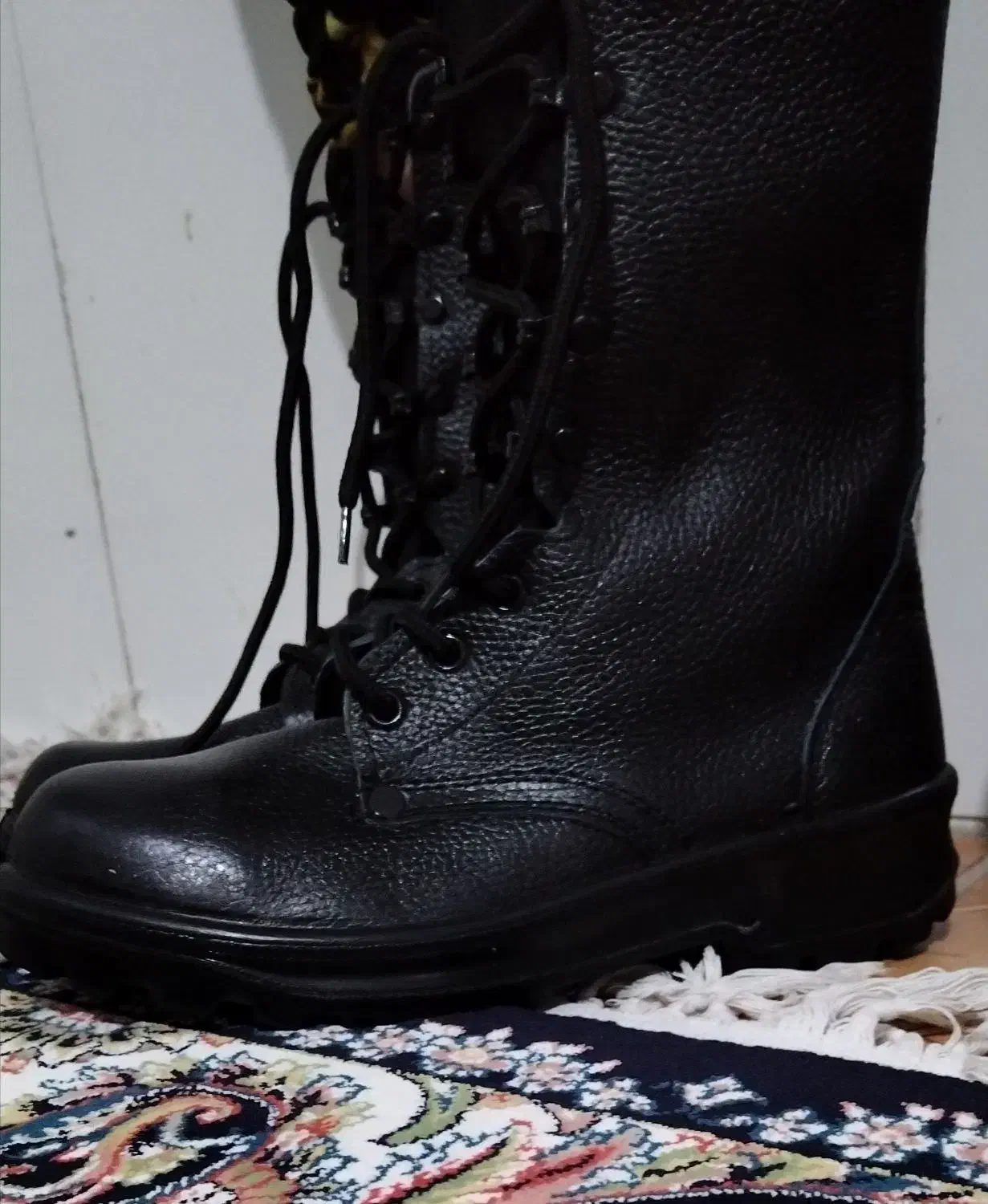 لباس خدمت سپاه و پوتین|لباس|قدس, شهرقدس|دیوار