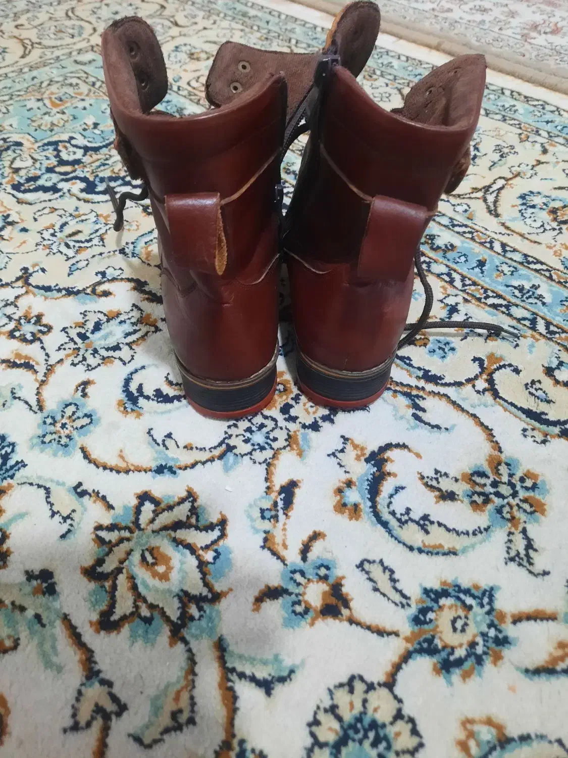 پوتین و کتونی|کیف، کفش، کمربند|بومهن, |دیوار