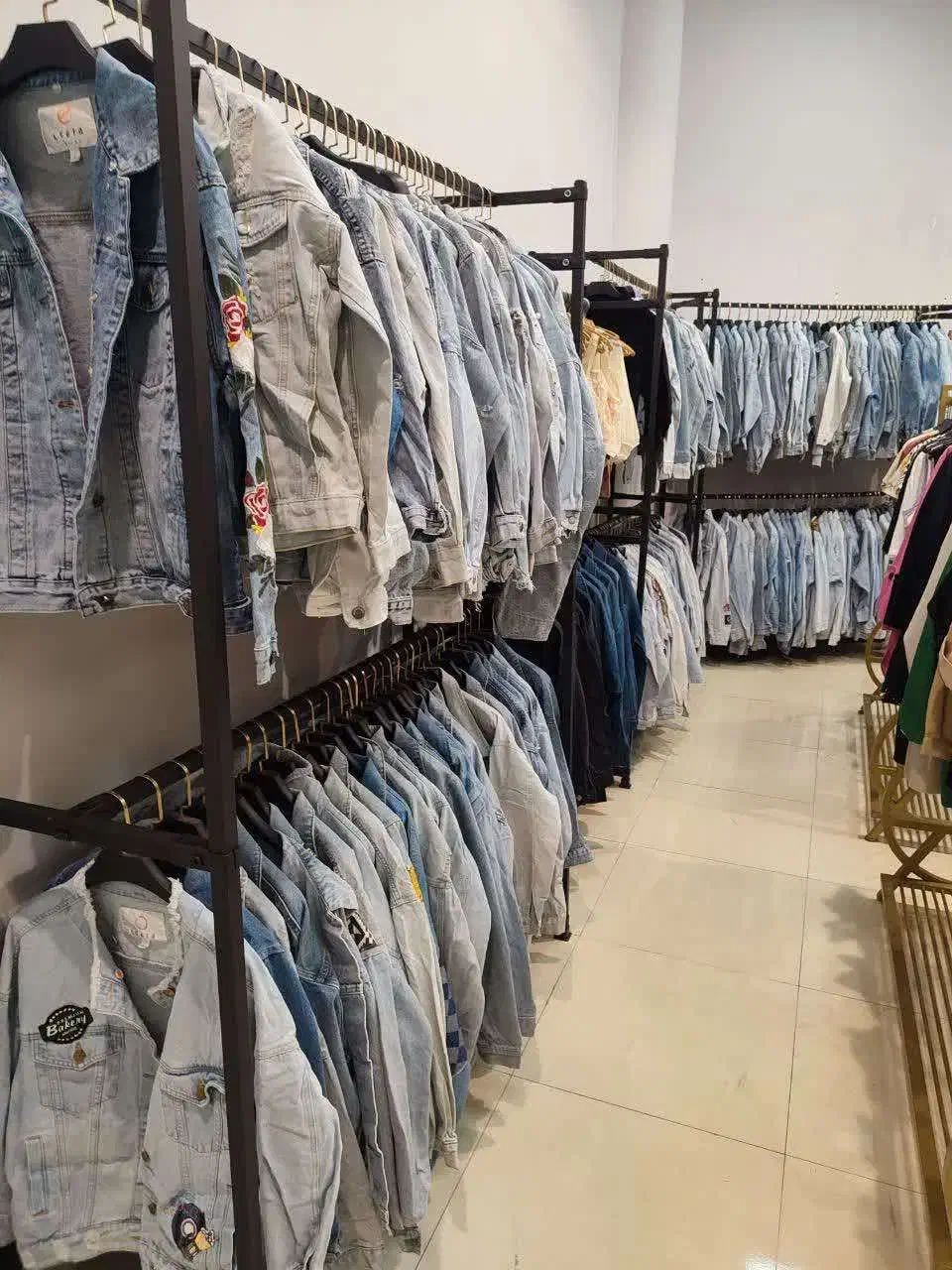 اجاره مغازه در پاساژاشراق لاین پوشاک|اجارهٔ مغازه و غرفه|زنجان, |دیوار