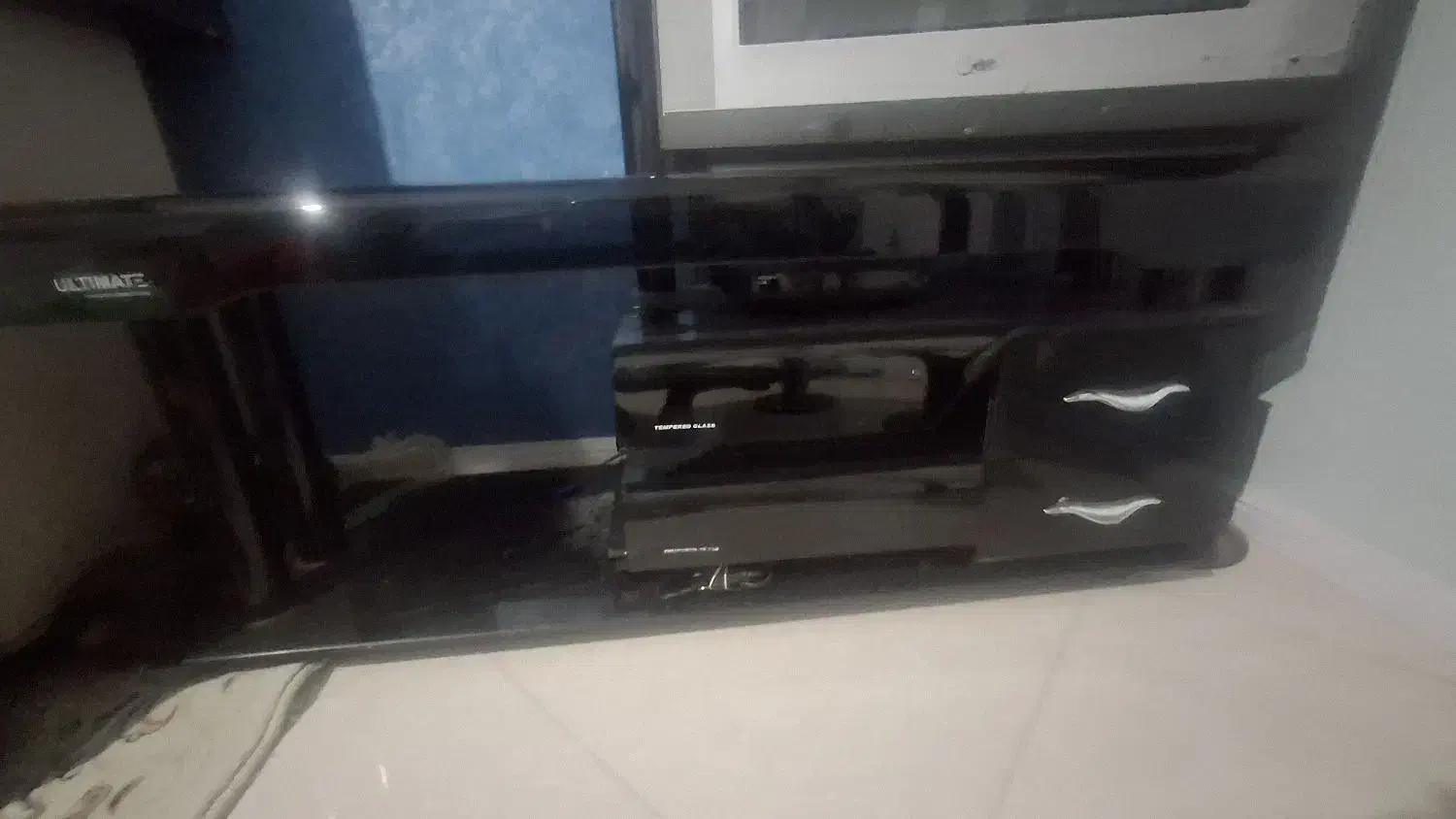 تلویزیون قدیمی ال جی و میز تلویزیون شیشه ای|تلویزیون و پروژکتور|فشم, |دیوار