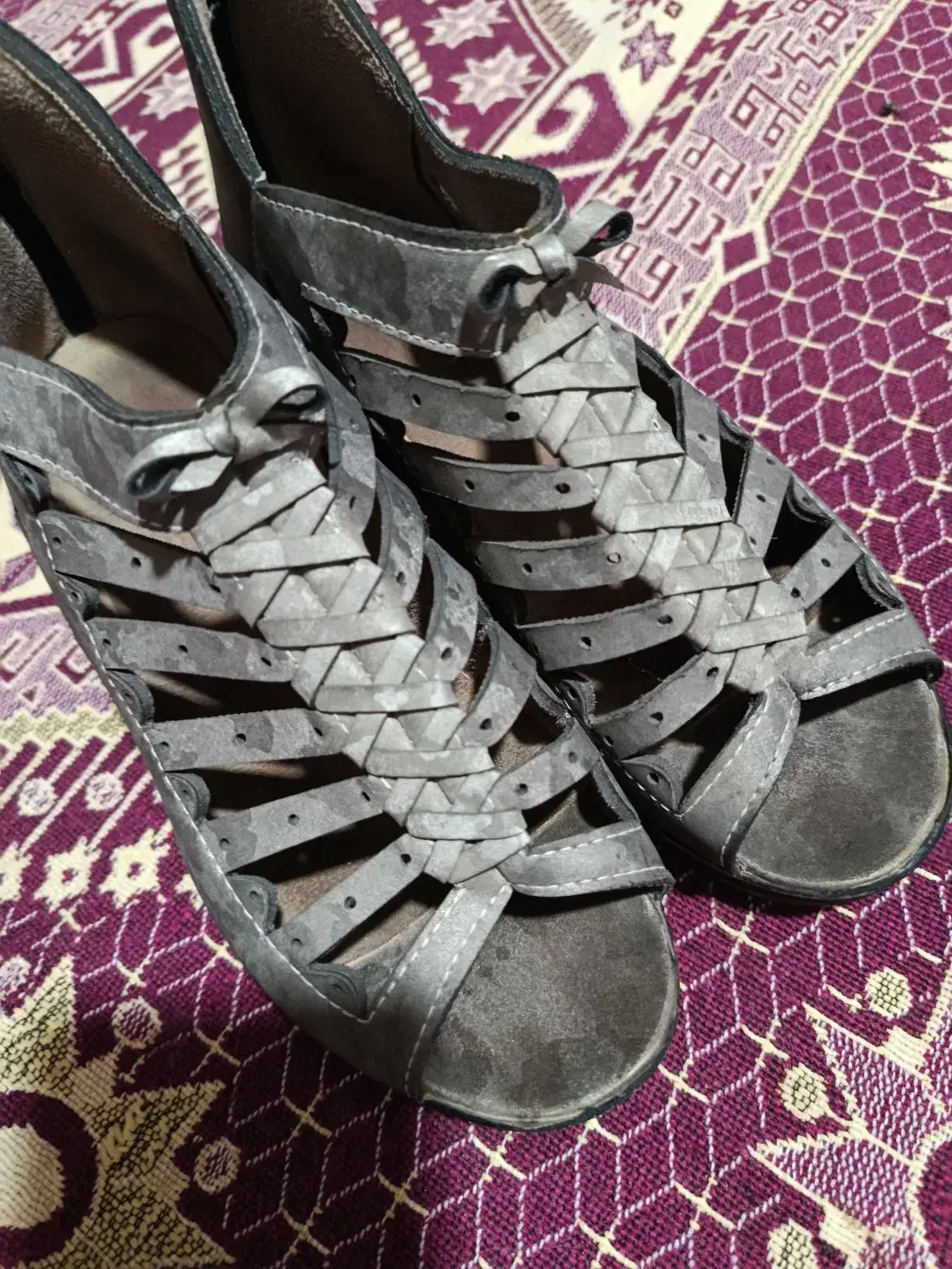 کفش|کیف، کفش، کمربند|فریمان, |دیوار