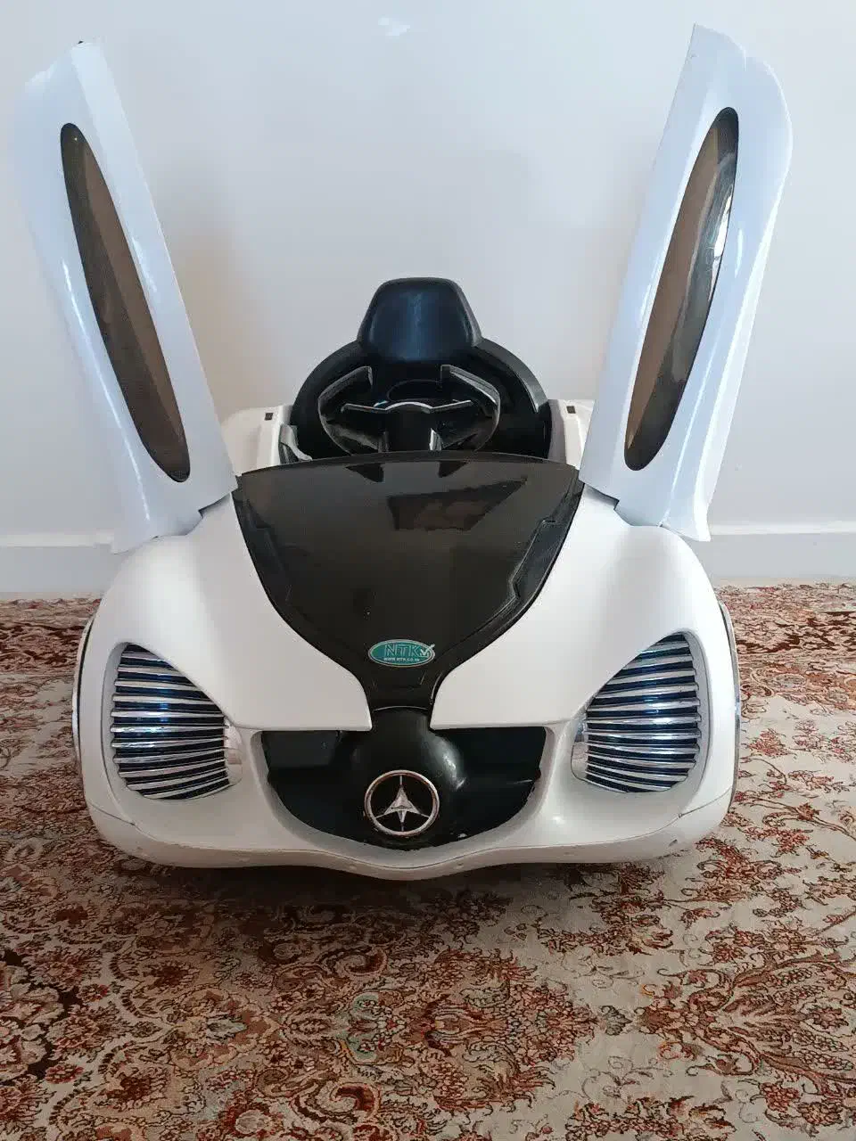 ماشین شارژی بسیار تمیز وشیک و زیبا|اسباب‌بازی بچه|اصفهان, کوی شهید کشوری|دیوار