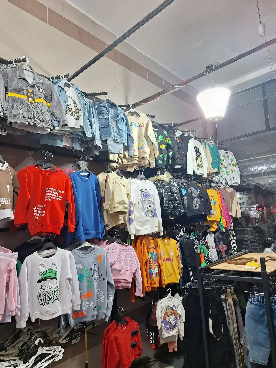 تعداد زیادی لباس بچگانه با وسایل بفروش میرسه|لباس|نظرآباد, رسالت|دیوار