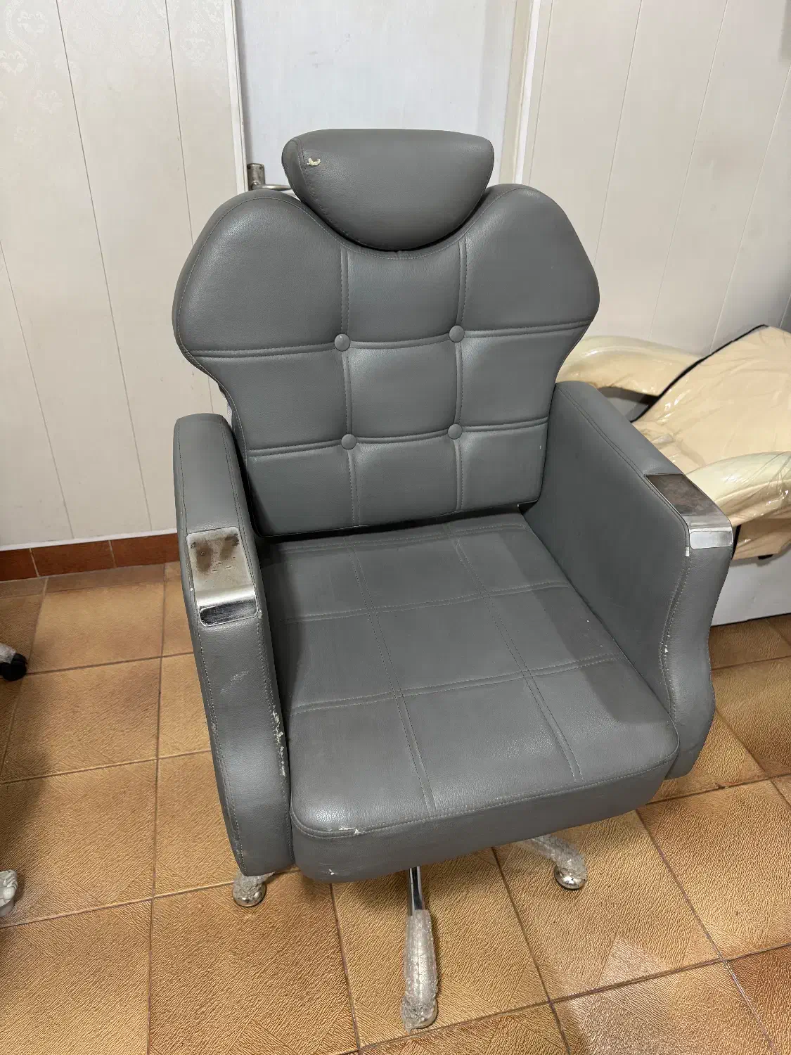 صندلی کوپ|آرایشگاه و سالن‌های زیبایی|رشت, سعدی (تختی)|دیوار