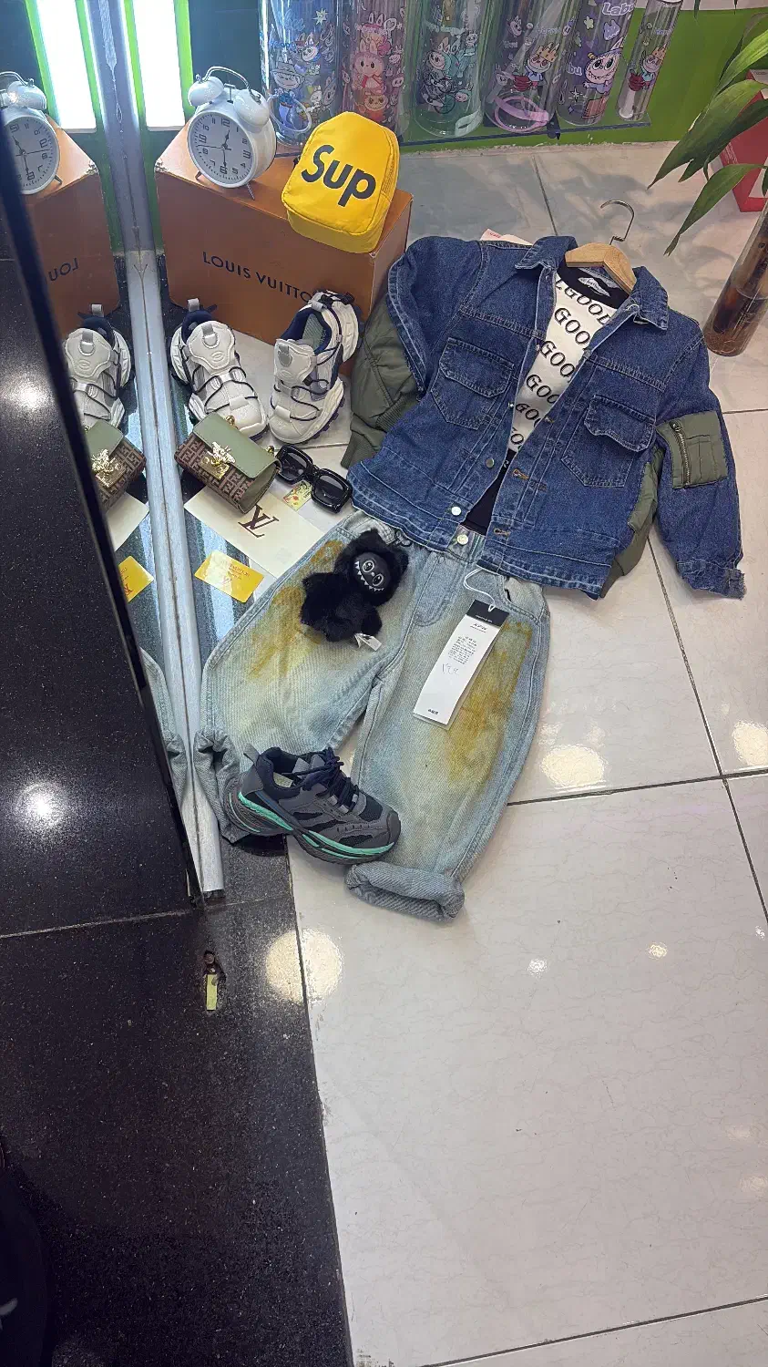 پوشاک و اکسسوری کودک وارداتی به صورت عمده و تکی|کفش و لباس بچه|تهران, فلسطین (میدان انقلاب)|دیوار