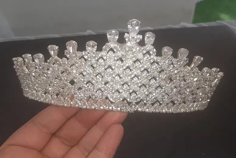 فروش تاج عروس پرنگین و مومصنوعی|بدلیجات|خمینی‌شهر, |دیوار