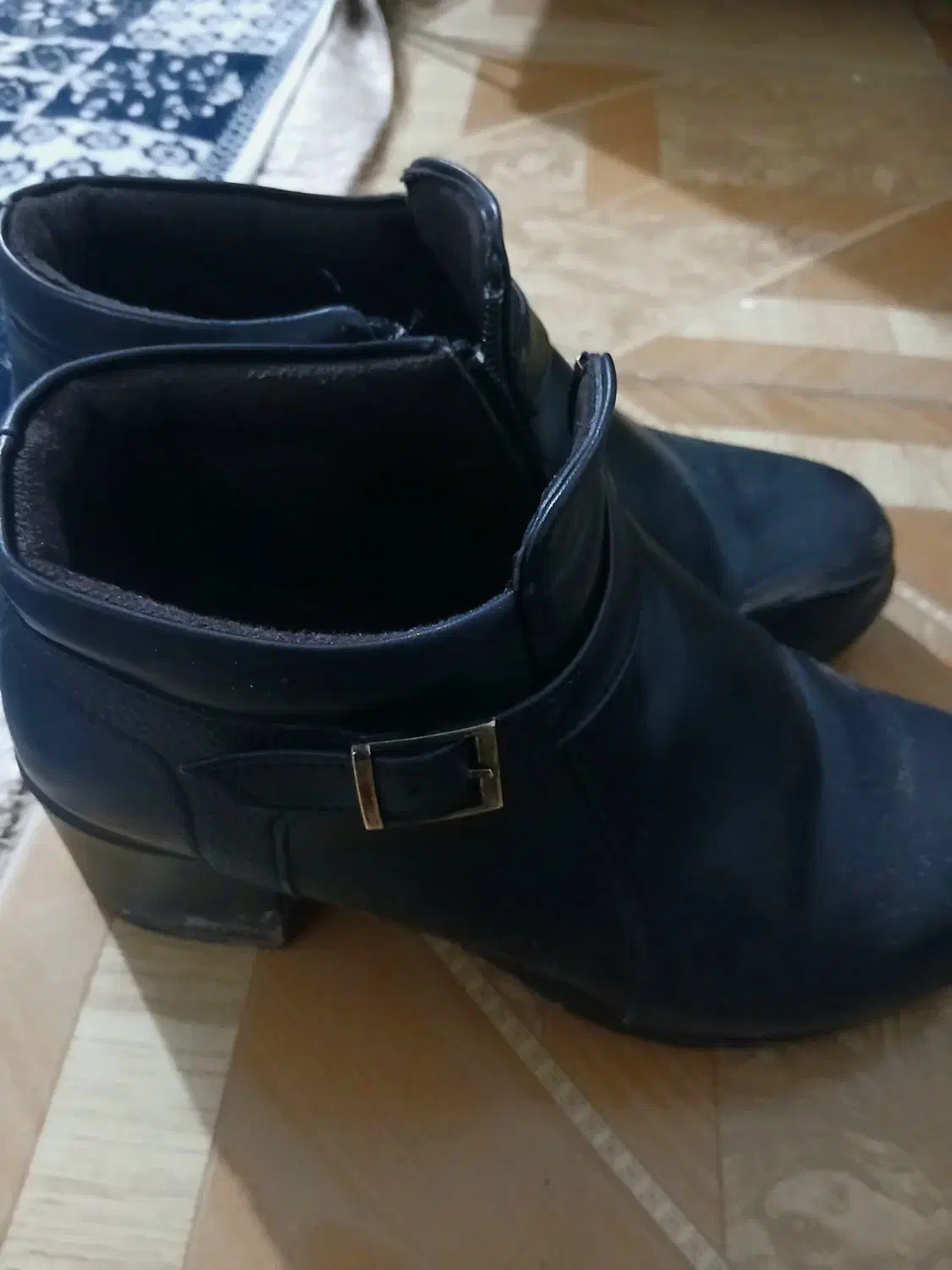 کفش نو|کیف، کفش، کمربند|رباط‌کریم, رباط‌کریم|دیوار