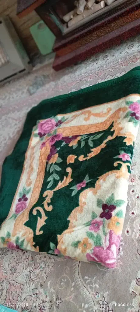 تعدادی پتو تشک بالشت|رختخواب، بالش، پتو|شیراز, کرونی(خاتونک)|دیوار