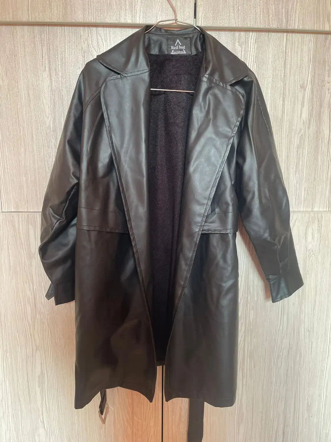 تعدادی لباس نوی زنانه|لباس|رشت, نیروی دریایی|دیوار