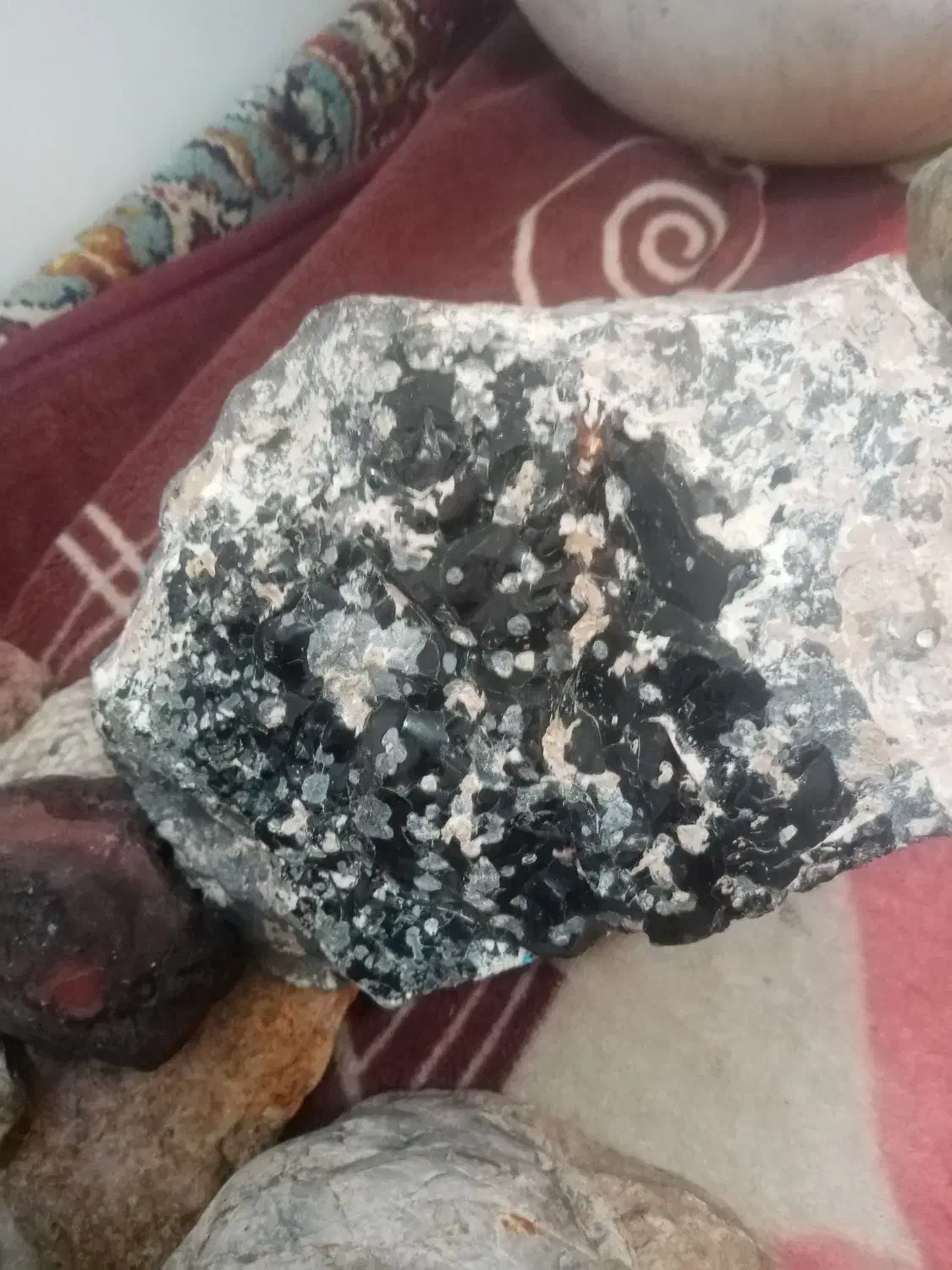 سلام دوستان نظرتون رالطف کنیدبگیدچه سنگهایی هستند|فعالیت داوطلبانه|قم, آرامستان بهشت معصومه|دیوار