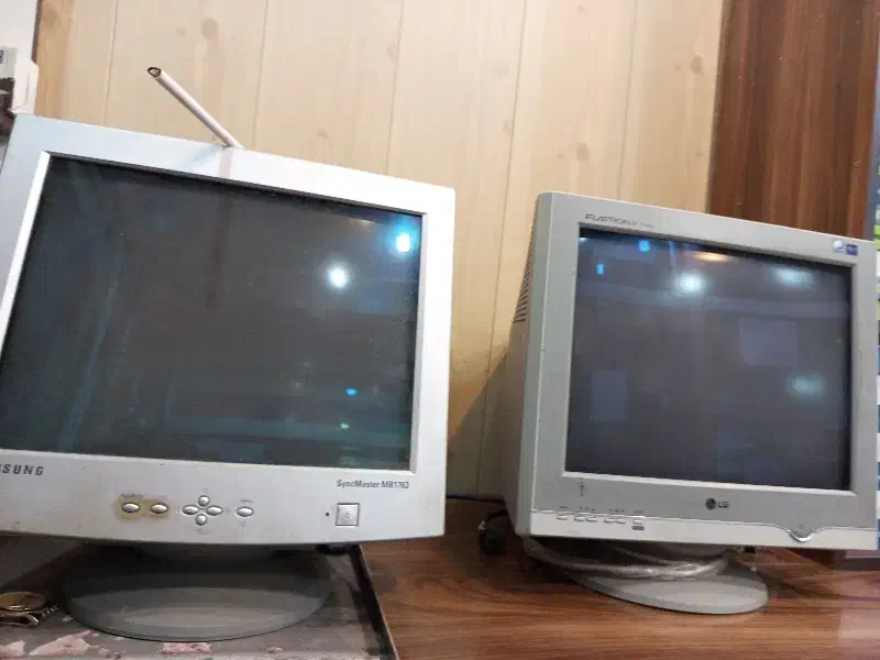 مانیتور CRT 17|قطعات و لوازم جانبی رایانه|لاهیجان, کاروانسرابر|دیوار