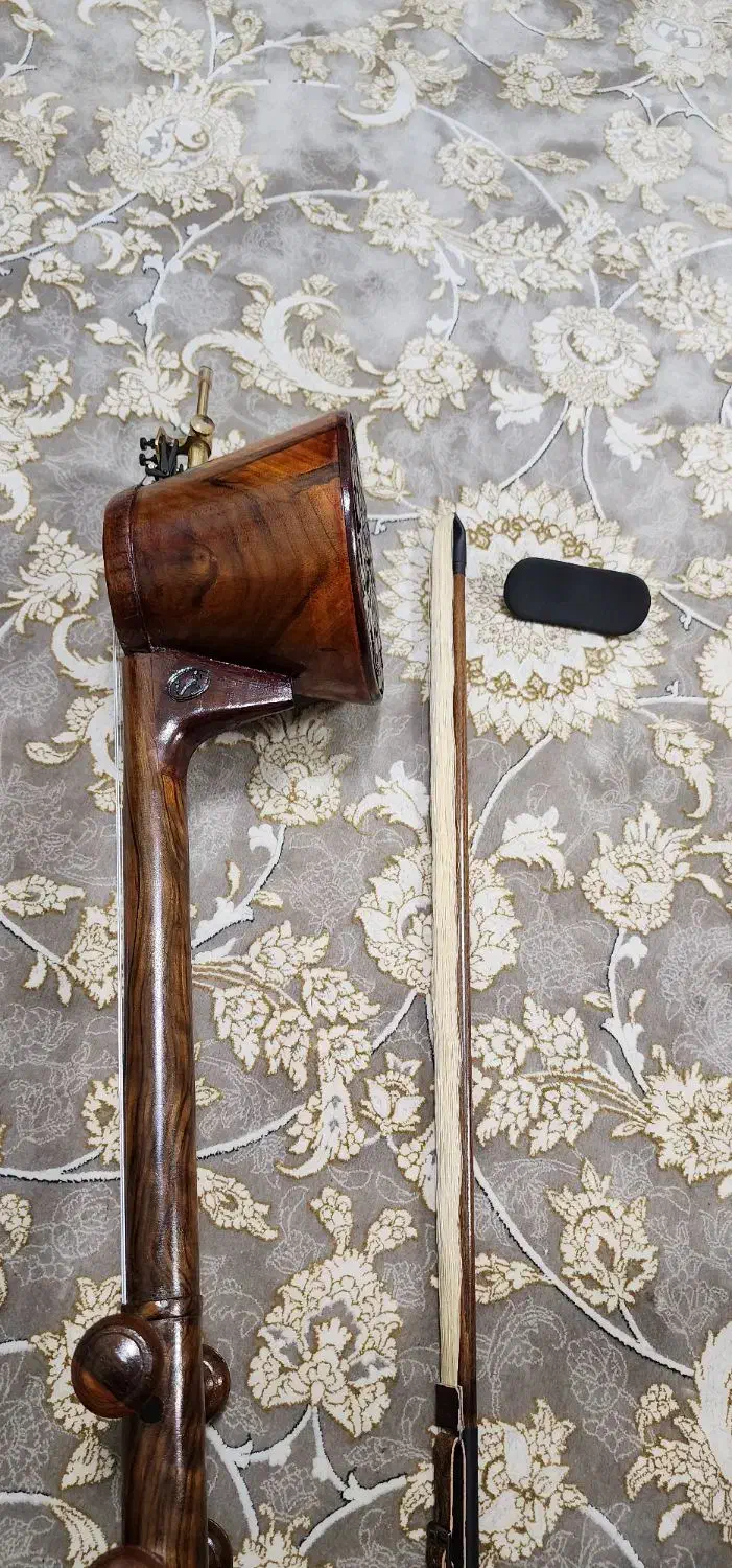 کمانچه پشت باز|سازهای سنتی|اندیشه, پرنیان|دیوار