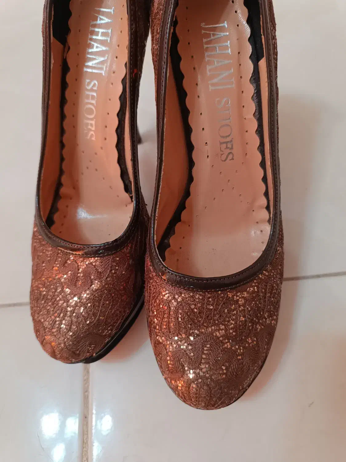 کفش|کیف، کفش، کمربند|میانه, |دیوار