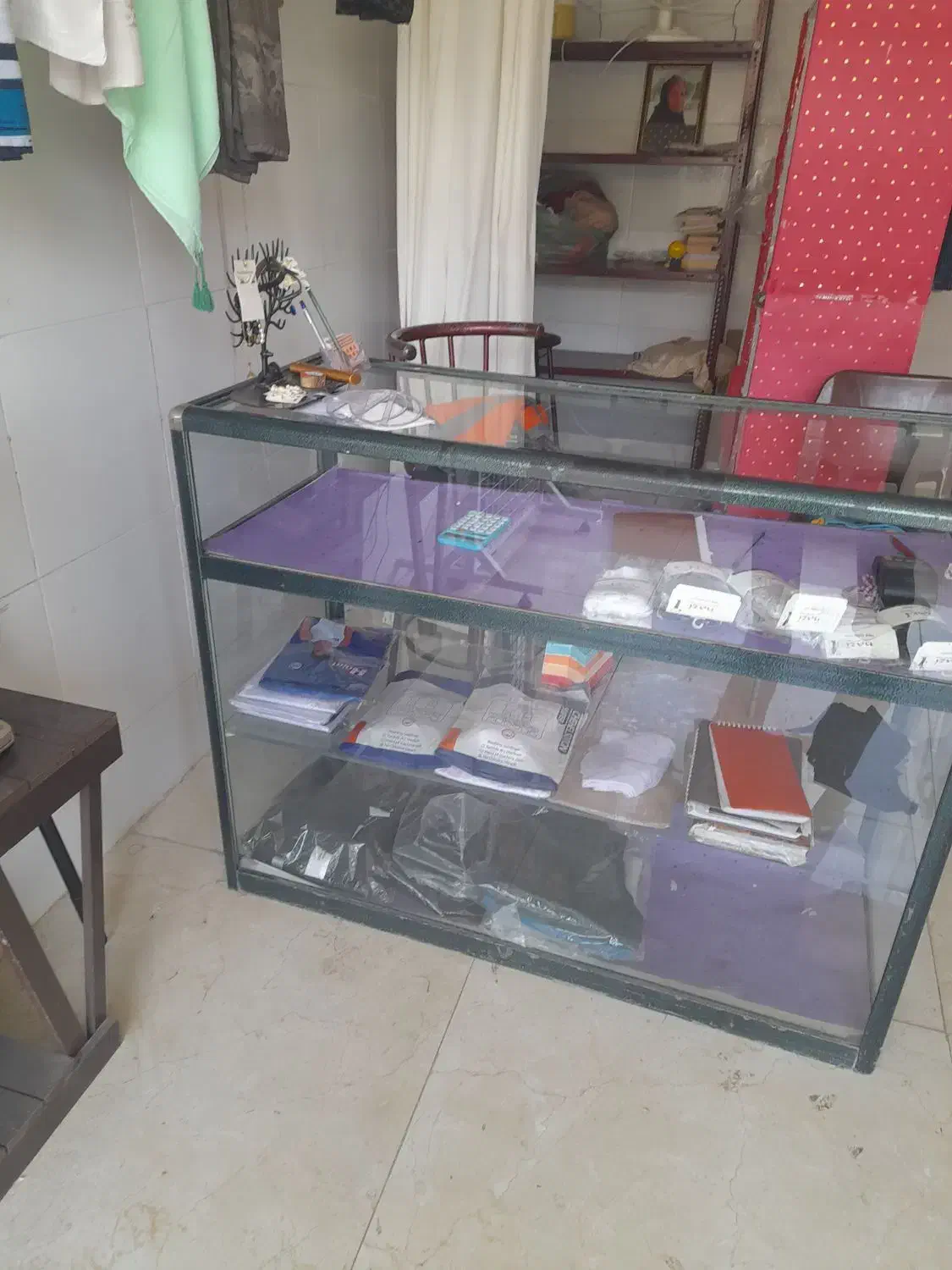 ویترین. آویز روسری. رگال ساچمه ای|بوفه، ویترین، کنسول|اصفهان, خواجه عمید|دیوار