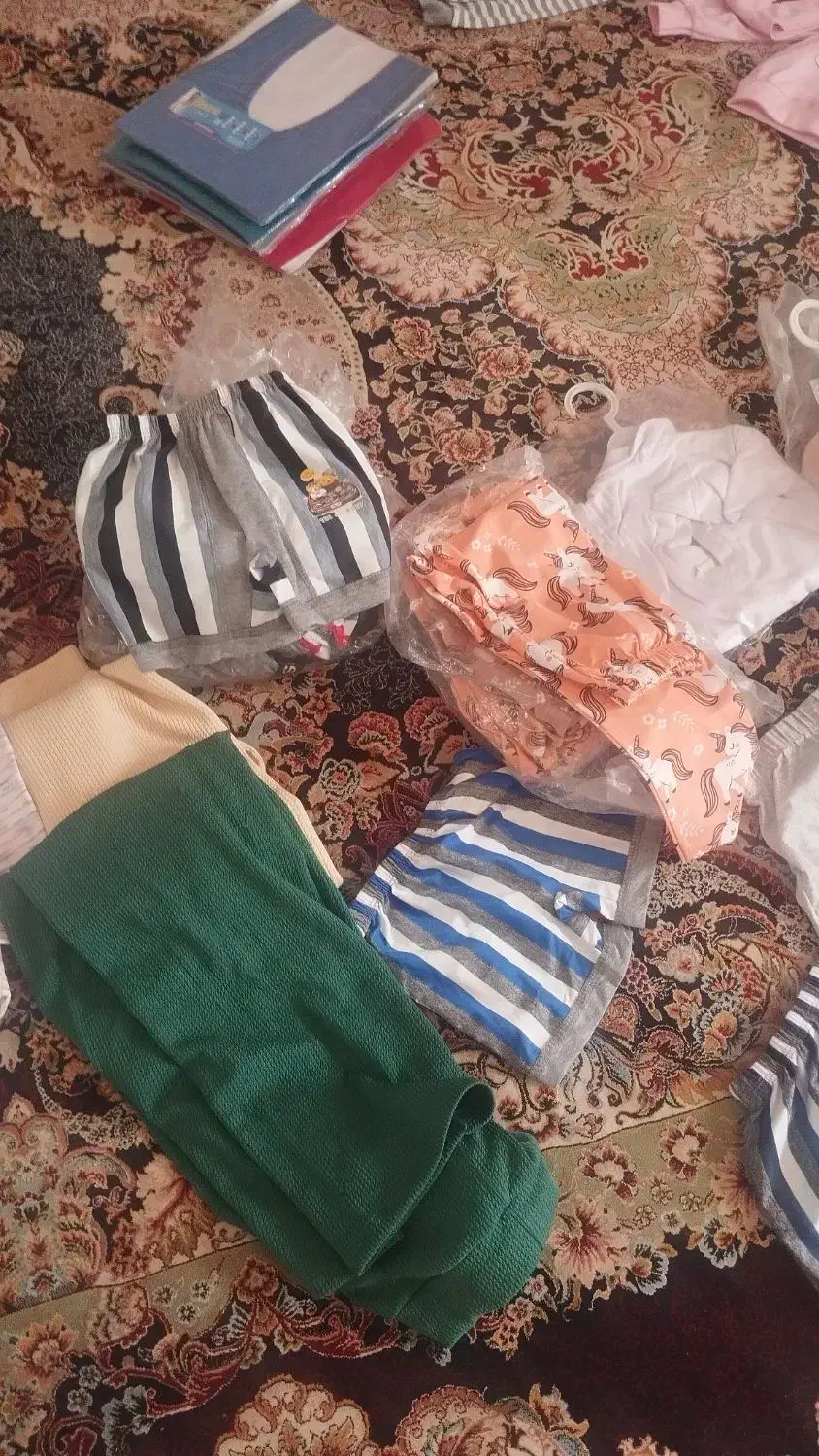 لباس بچه گانه|کفش و لباس بچه|کلاله, |دیوار