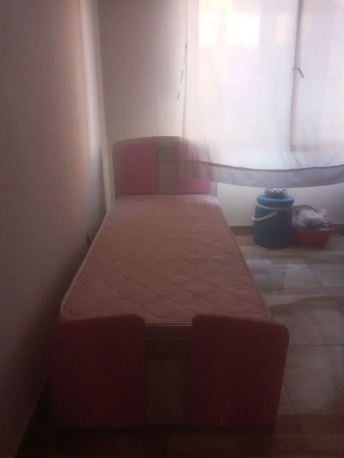 تخت ومیز تحریر  با پرده اتاق|تخت و سرویس خواب|کرج, دولت‌آباد|دیوار