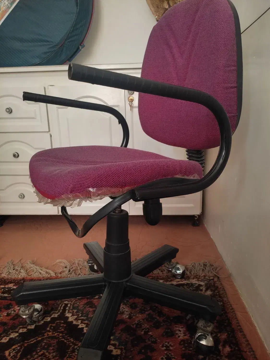 صندلی چرخ دار پشت میزی|صندلی و نیمکت|جهرم, |دیوار