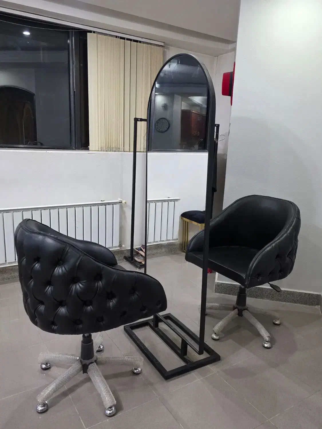 صندلی کوتاهی چستر و سرشور و اینه قدی دو طرفه فلزی|آرایشگاه و سالنهای زیبایی|اصفهان, شیخ اشراق|دیوار