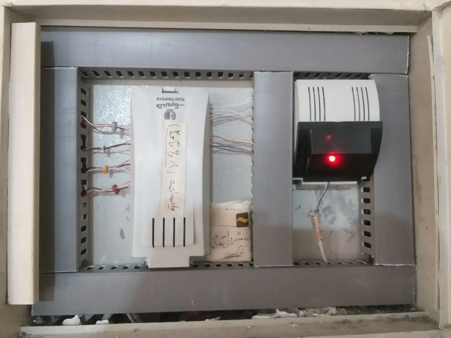 برقکار برقکاری ساختمان|خدمات پیشه و مهارت|اندیشه, اندیشه فاز ۱|دیوار